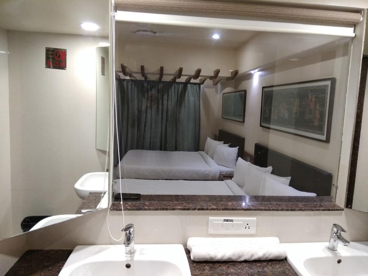Shreeji Vatika Hotel Surat Exterior photo